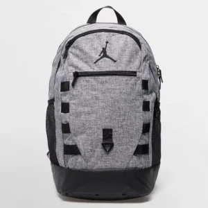Mochila Nike Level Backpack color gris con múltiples compartimentos, diseño moderno y bolsillo para laptop. Ideal para uso urbano y deportivo.
