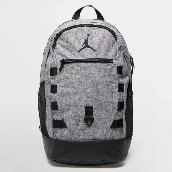Mochila Nike Level Backpack color gris con múltiples compartimentos, diseño moderno y bolsillo para laptop. Ideal para uso urbano y deportivo.