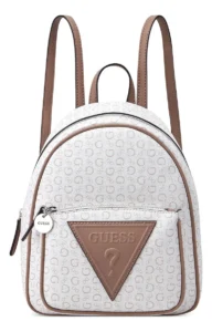 Mochila Guess Icono Urbano mini color blanco y marrón con logo estampado y detalles plateados, ideal para outfits casuales y elegantes.