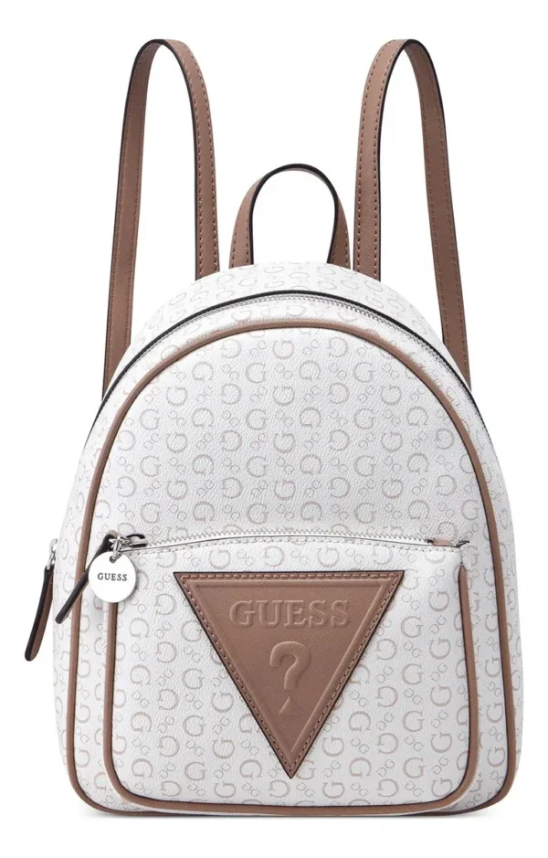Mochila Guess Icono Urbano mini color blanco y marrón con logo estampado y detalles plateados, ideal para outfits casuales y elegantes.