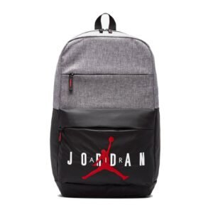 Mochila Nike Air Jordan Unisex – Estilo, Comodidad y Rendimiento en Uno Ya sea para tus clases, entrenamientos o días activos en la ciudad, la mochila Nike Air Jordan está diseñada para acompañarte con estilo y funcionalidad. Fabricada con poliéster de alta resistencia, esta mochila ofrece durabilidad y un look deportivo moderno.