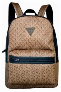 Mochila urbana unisex color café marca Guess con diseño grabado, vista frontal sobre fondo neutro.