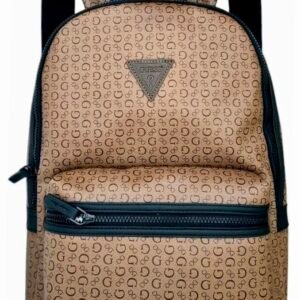 Mochila urbana unisex color café marca Guess con diseño grabado, vista frontal sobre fondo neutro.