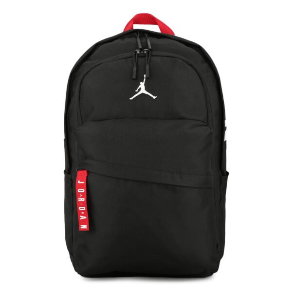 Estilo deportivo con máxima funcionalidad Con un diseño que destaca por su estilo urbano y deportivo, la Jordan Air Patrol es perfecta para acompañarte durante todo el día. Su compartimento principal con cierre incluye una funda para laptop, mientras que los bolsillos adicionales permiten organizar tus objetos personales de forma eficiente y segura.