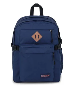 La JanSport Main Campus es tu aliada perfecta para la universidad, el trabajo o el día a día. Su diseño amplio y funcional ofrece 32 litros de capacidad y un compartimento especial para laptops de hasta 15”. Fabricada con poliéster 100% reciclado, esta mochila combina sostenibilidad con un estilo clásico y resistente.