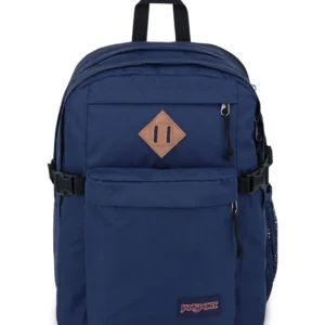 La JanSport Main Campus es tu aliada perfecta para la universidad, el trabajo o el día a día. Su diseño amplio y funcional ofrece 32 litros de capacidad y un compartimento especial para laptops de hasta 15”. Fabricada con poliéster 100% reciclado, esta mochila combina sostenibilidad con un estilo clásico y resistente.