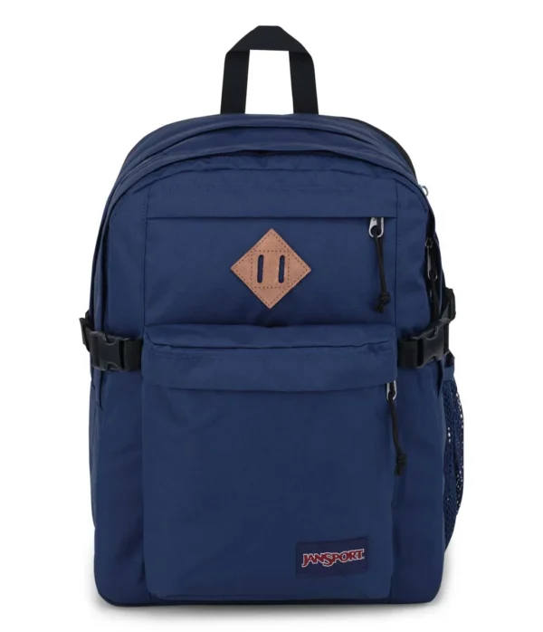 La JanSport Main Campus es tu aliada perfecta para la universidad, el trabajo o el día a día. Su diseño amplio y funcional ofrece 32 litros de capacidad y un compartimento especial para laptops de hasta 15”. Fabricada con poliéster 100% reciclado, esta mochila combina sostenibilidad con un estilo clásico y resistente.
