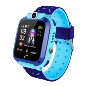 Smartwatch Q12 para niños color celeste, con pantalla táctil, botón SOS y diseño resistente al agua.