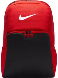 Mochila Nike Brasilia 9.5 color rojo y negro con múltiples compartimentos y bolsillos laterales, ideal para entrenamientos y uso diario.