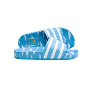 Sandalias Adidas Adilette 22 azules con estampado de nubes de Los Simpsons, diseño unisex tipo slide.