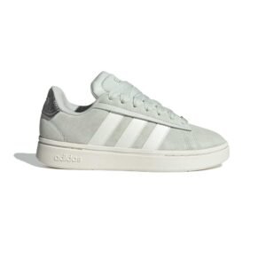 Zapatillas Adidas Grand Court Alpha 00s color Linen Green con Off White, diseño robusto de cancha, gamuza suave y suela de caucho.