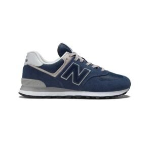Zapatillas New Balance 574 para hombre en gamuza y malla, diseño clásico y suela cómoda para uso diario.