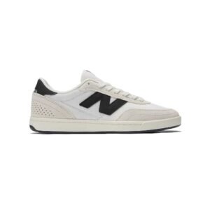 Zapatillas New Balance 440 V2 Numeric skate con cuero, malla y refuerzos de gamuza para mayor durabilidad.
