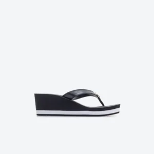 Sandalias Tommy Hilfiger TWPRINNIA Black con plataforma y logo dorado.