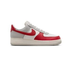 Nike Air Force 1 07 LV8 Red Toe con puntera roja vibrante y diseño retro multicolor