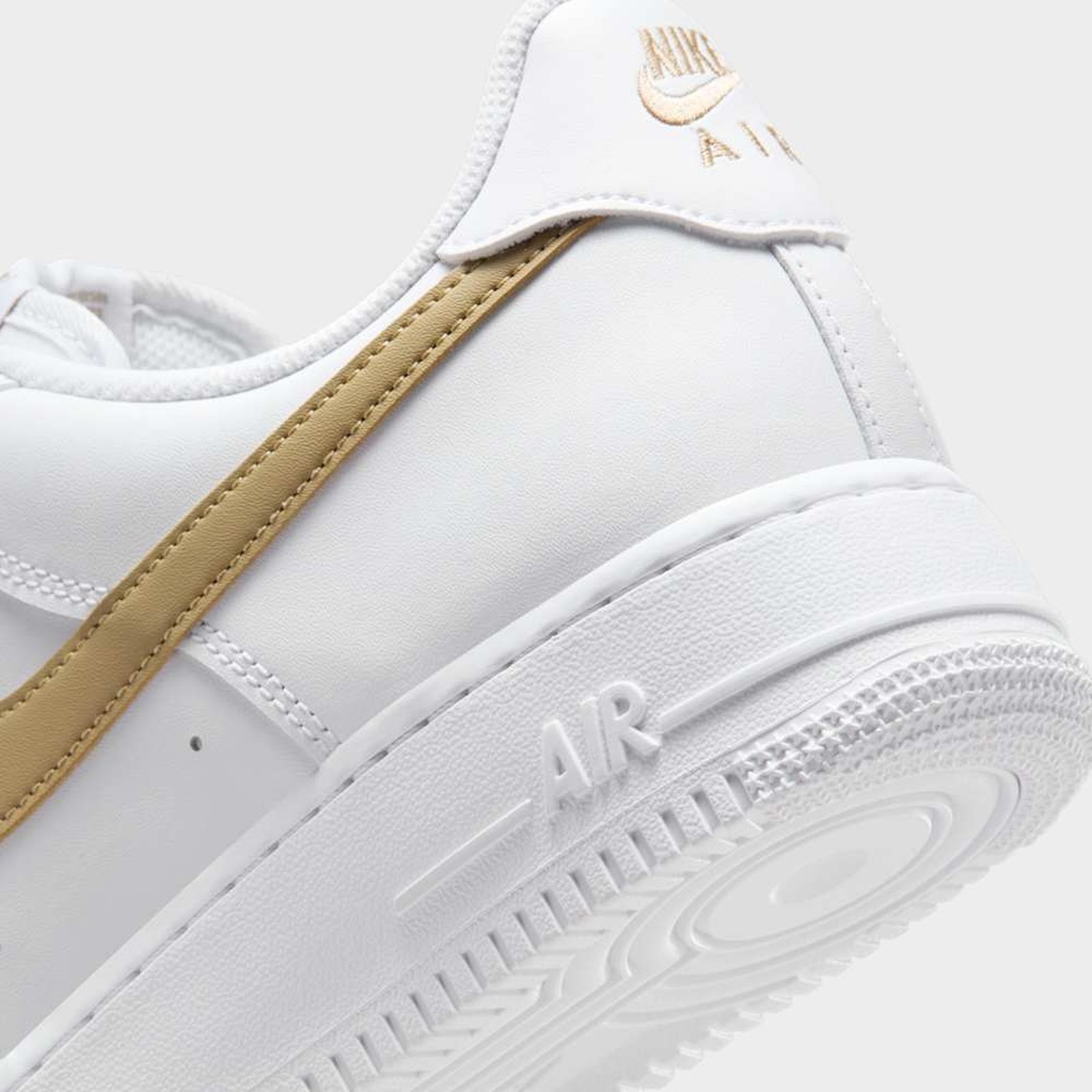 NIKE Zapatillas Air Force 1 Blanco y Gold - Imagen 7